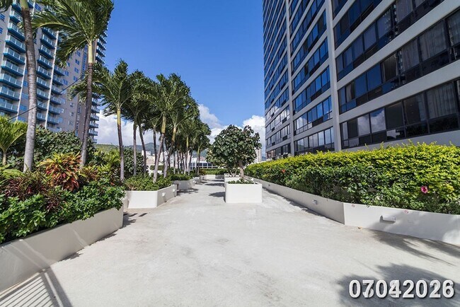 Building Photo - Available now!  2br/2ba/1pkg Condo in Royal Capitol Plaza in Kakaako