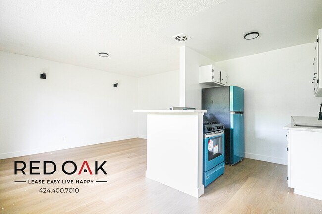 Building Photo - Spacious, Bright, and Completely Remodeled...