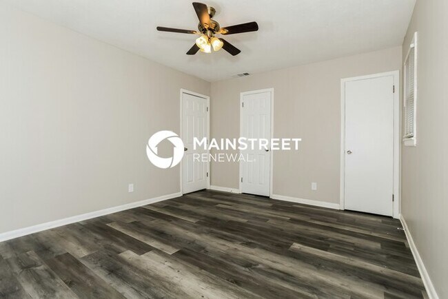 Building Photo - 3 Bedroom Pet-Friendly Home in LOUISVILLE, KY with Main Street Renewal