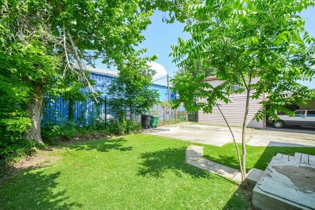 Building Photo - 3013 Brackenridge St