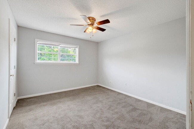 Building Photo - 107 Hickory Ln