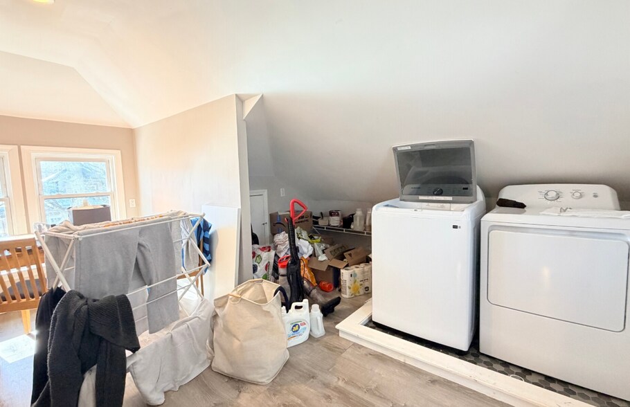 Building Photo - 39 Long Ave