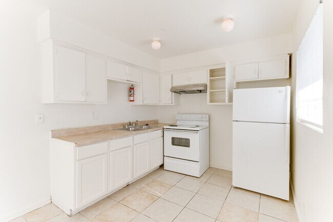 Building Photo - Bright & Spacious 2-Bedroom Upstairs Unit in Central Las Vegas!