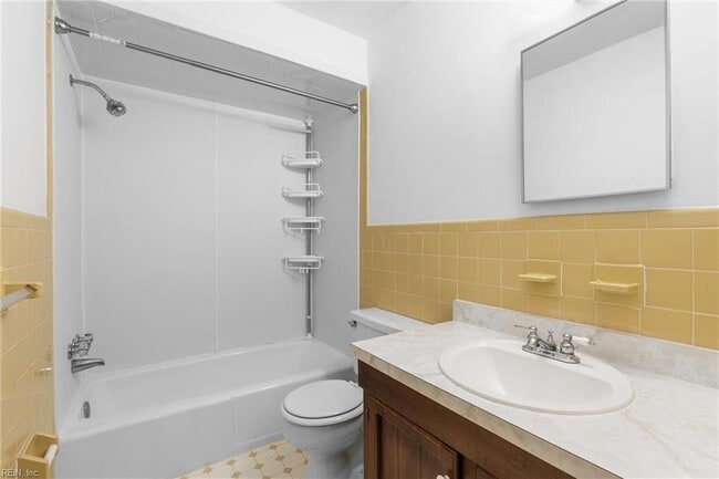 Building Photo - 703 Sir Walter Cir