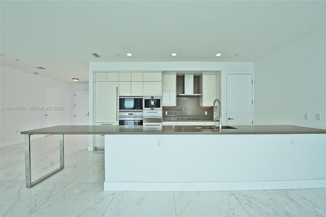 Building Photo - 17475 Collins Ave