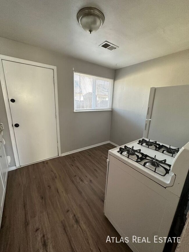 Building Photo - 1 Bed Apartment w/ Private Backyard! - Bac...