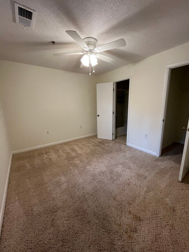 Building Photo - Don't Miss Out! 4 Bed 4 Bath! Washer/Dryer included!
