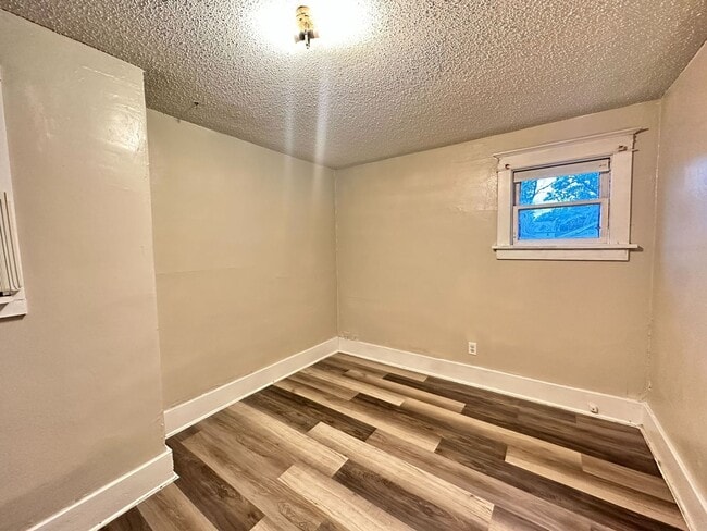 Building Photo - 2 bedroom 1 bath house!
