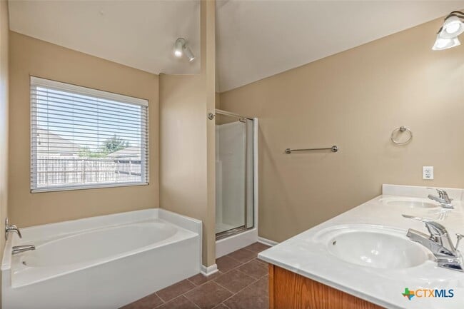 Building Photo - 5610 Alexandria Dr