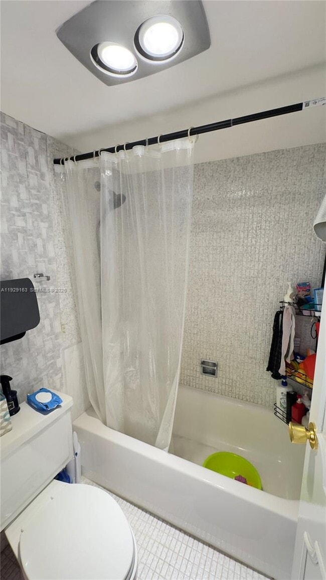 Building Photo - 3401 N Country Club Dr