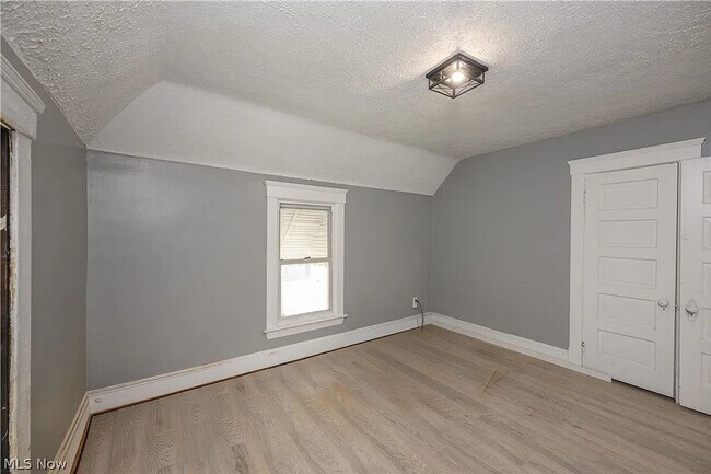 Building Photo - Comfortable & Convenient Cleveland Living