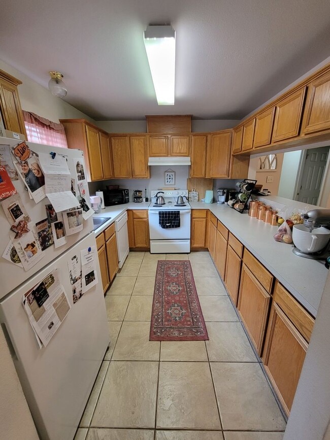 Building Photo - College Station - 3 bedroom / 2 bath duplex with fenced in yard and washer / dryer included