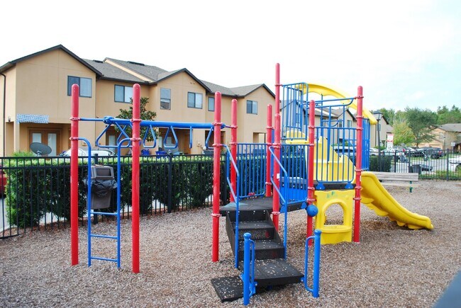 Building Photo - 3BR/2.5BA Paloma Townhome. Bright & Comfortable!