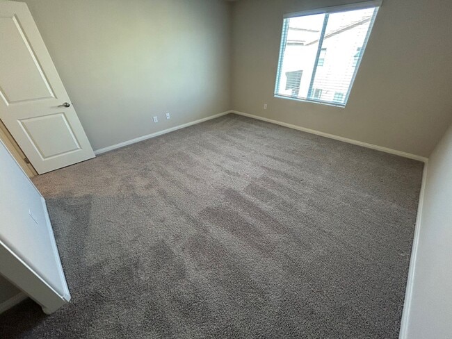 Building Photo - Gorgeous two-story home with 5 bedrooms and 3 bathrooms in a gated community