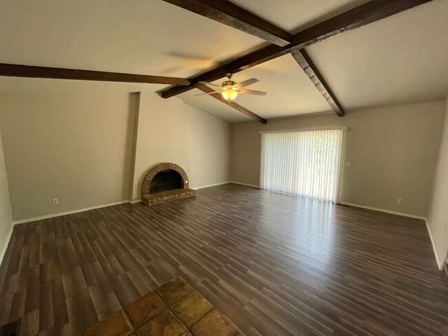 Building Photo - Move in ready! 3 bedrooms and 2 baths