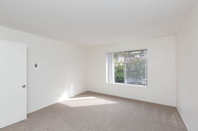 Building Photo - *** MUST SEE 2/2.5 TOWNHOME WITH TWO CAR G...