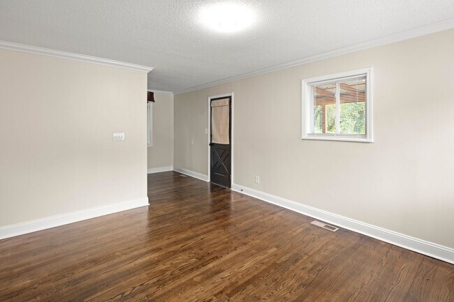 Building Photo - Renovated Cottage - Central West Asheville Location