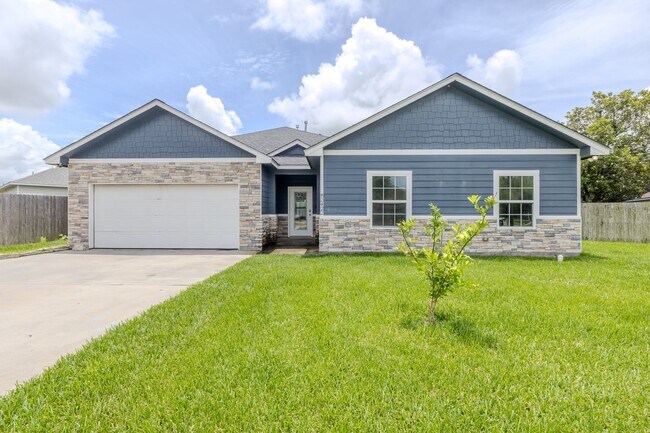 Building Photo - 2422 Cardinal Dr