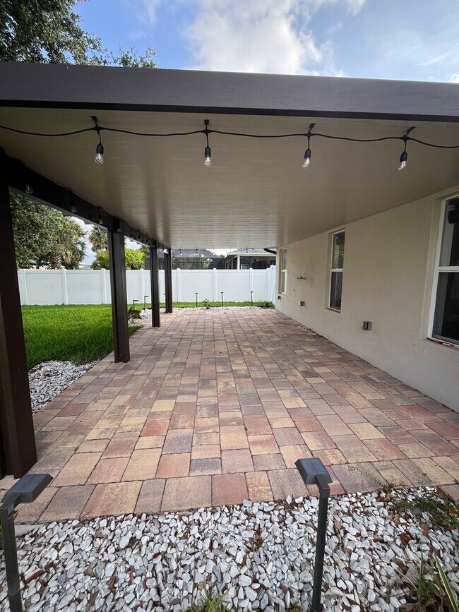 Building Photo - Convenient 3/2/2 PSL Home with Backyard Oa...