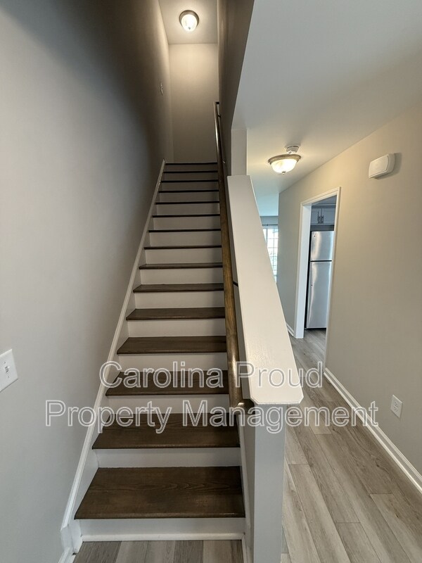 Building Photo - 321 S Pointe Dr