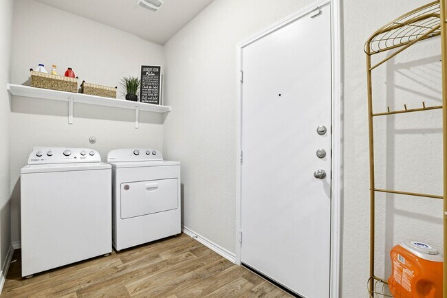 Building Photo - Move in Ready and FULLY FURNISHED 3 BD/2 BA located Far West San Antonio!