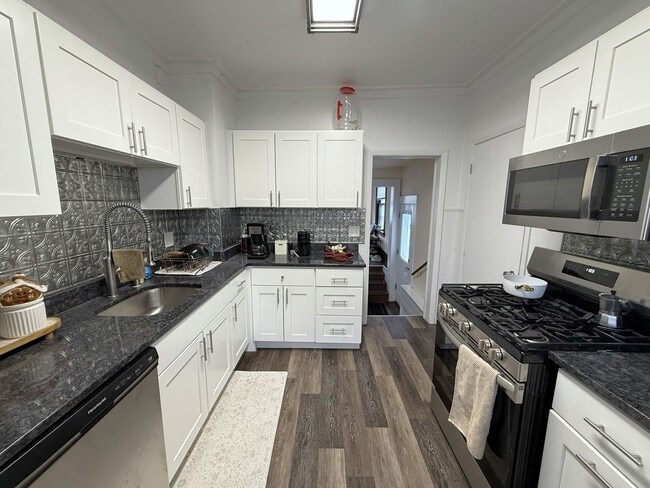 Building Photo - 2 Lathrop St