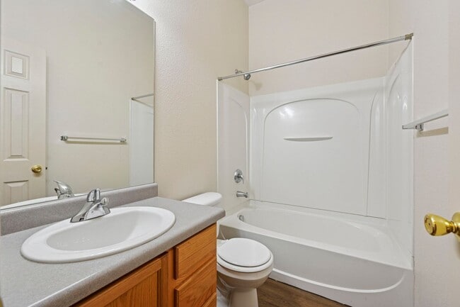 Building Photo - Wonderful End-unit townhome that backs to beautiful open space!