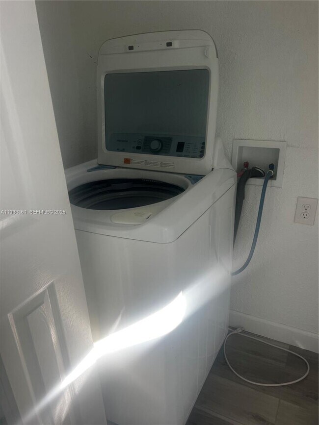 Building Photo - 19800 180