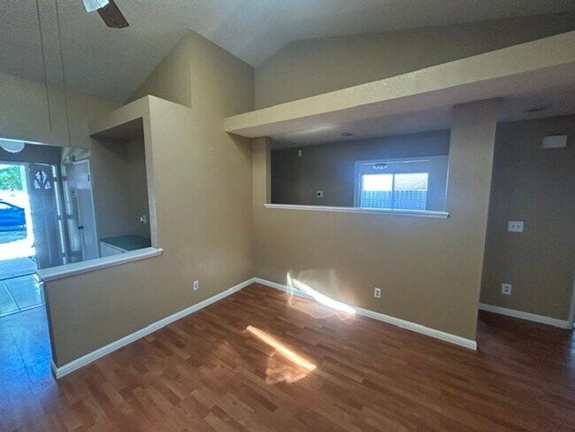 Building Photo - 3 bedroom 2 bathroom in Desirable SW Visalia!