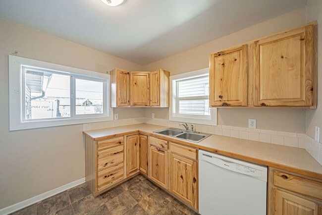 Building Photo - 3 bed 1 bath home recently renovated.