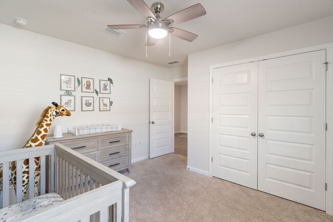 Building Photo - Gorgeous and Spacious 5/3 Home with Commun...