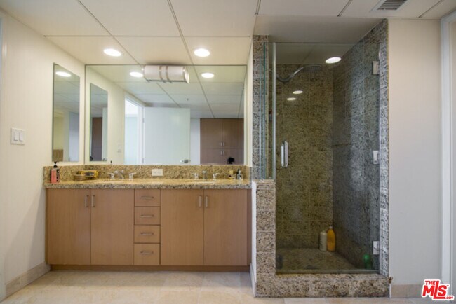 Building Photo - 13700 Marina Pointe Dr