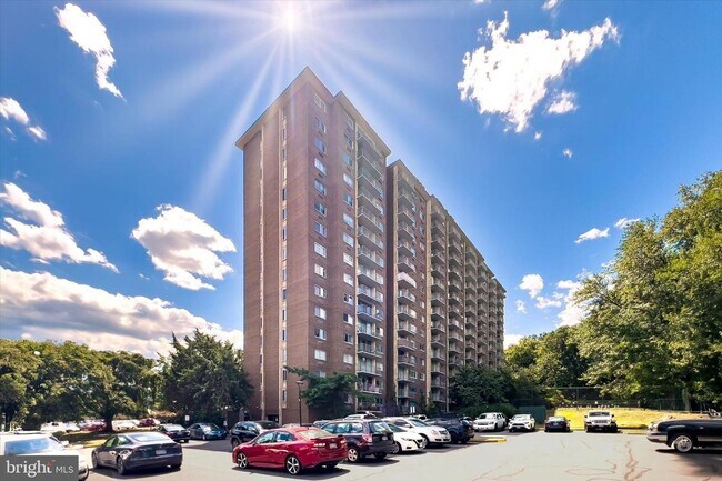 Building Photo - Commuter's dream, modern living