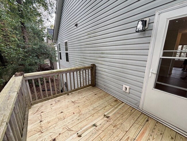 Building Photo - 3 Bed 3 Bath Garage Apartment Home