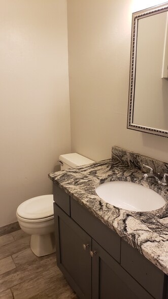 Half bath - 556 W 800 N