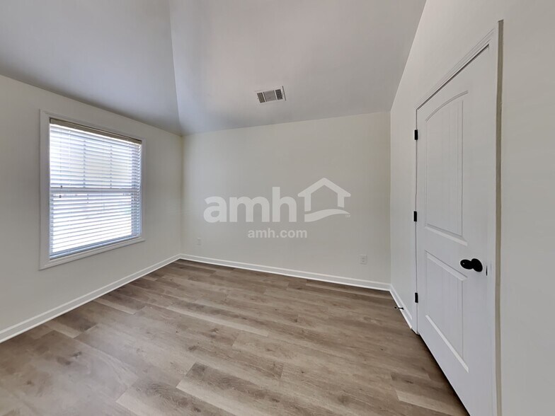 Building Photo - 1078 Hartwell Rd