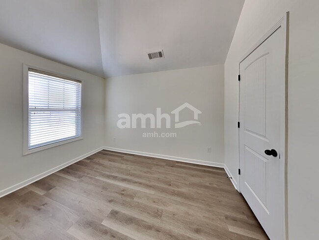 Building Photo - 1078 Hartwell Rd