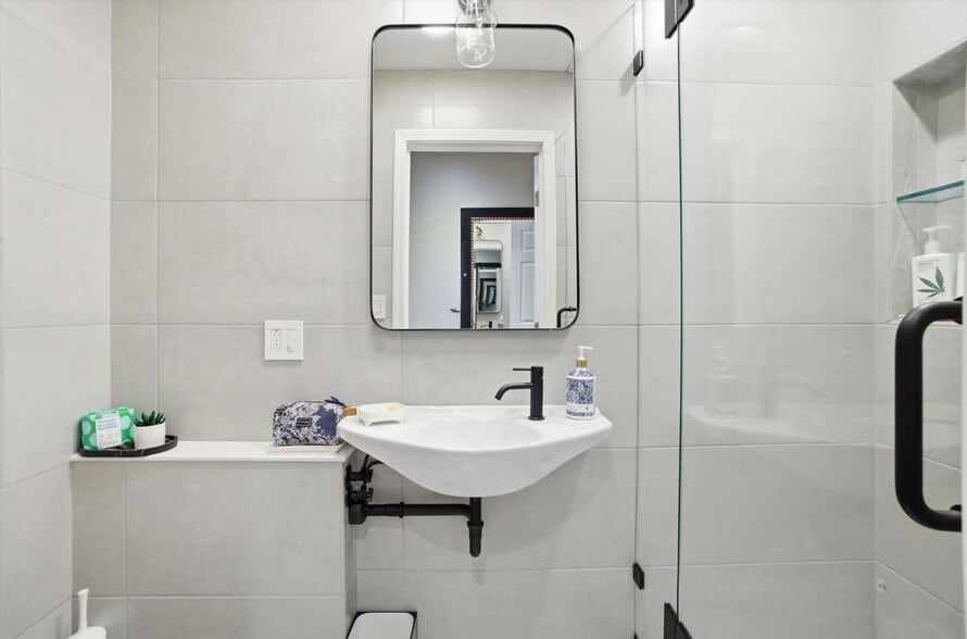 Building Photo - 639 W Elm St