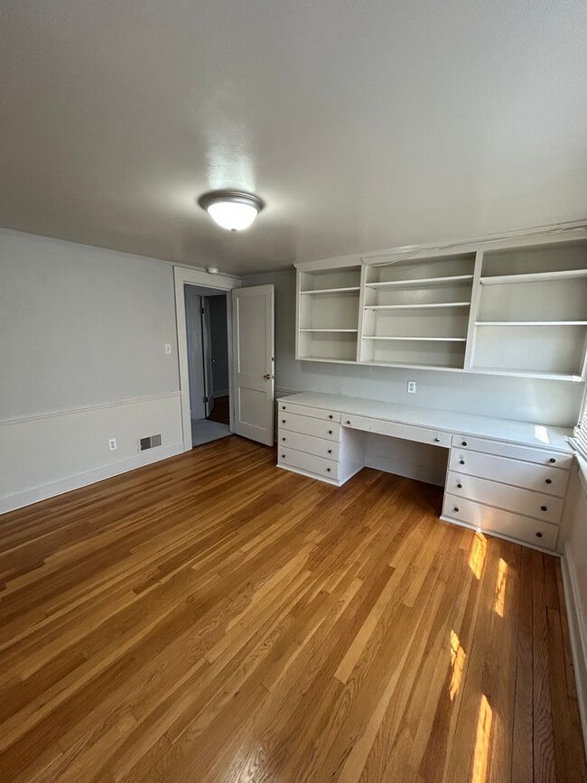 Building Photo - Charming 3-Bed Near UMKC – Hardwood Floors...