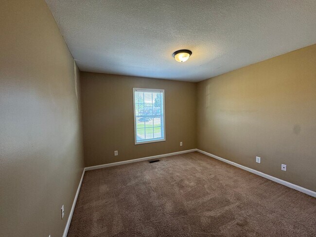 Building Photo - 1727 Thistlewood Dr