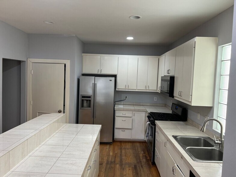 Building Photo - 8672 Meadowcroft Dr