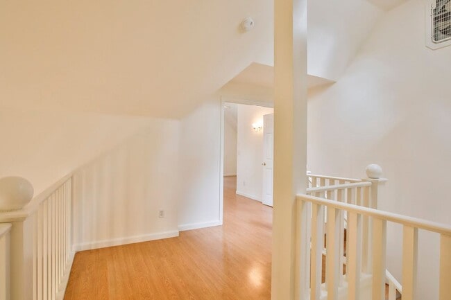 Building Photo - Gorgeous Coupeville Home is Ready for a New Tenant!!!