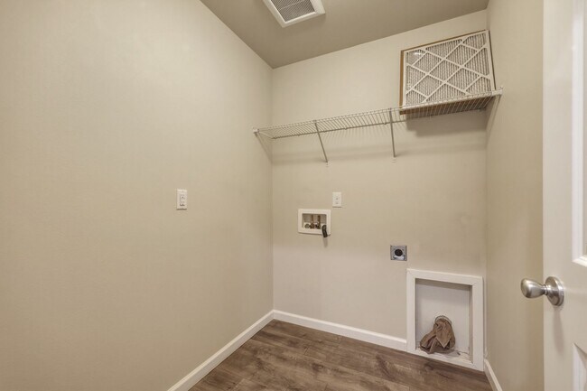 Building Photo - MOVE IN READY NOW! A/C! Multi generational living? Home office? Tumwater School District