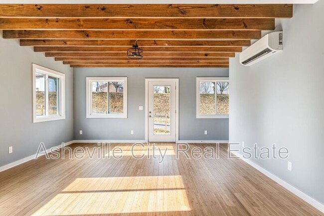 Building Photo - 12 New St