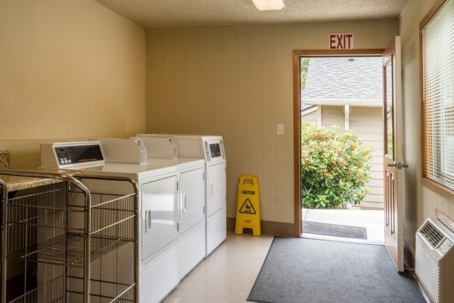 Building Photo - 3202 Bluff Ave SE