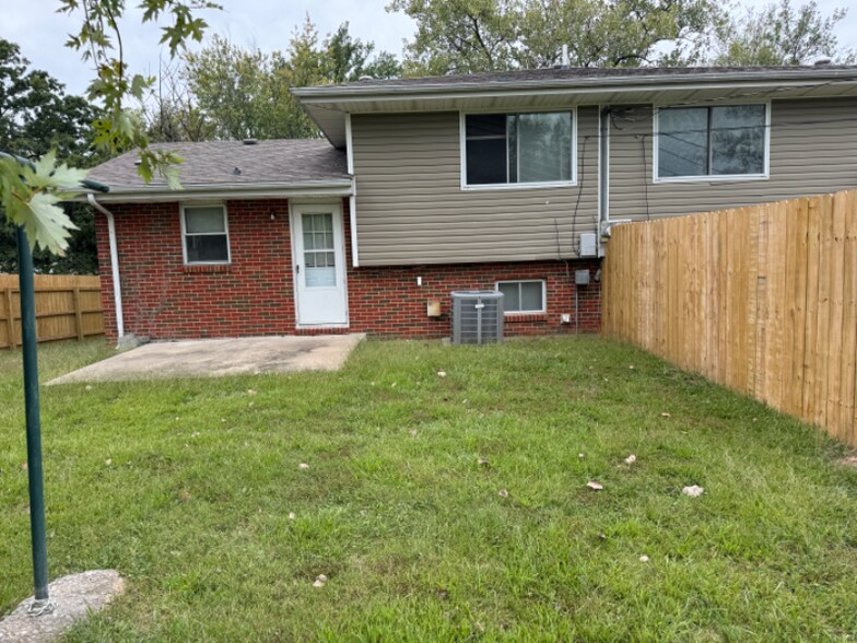 Building Photo - 840 Parkview Ct