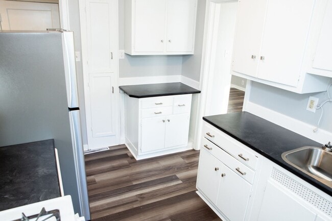 Building Photo - Next-Level Student Living  |  3,000+ Sq Ft 4BR Home Steps from Ball State – Pre-Lease Now!