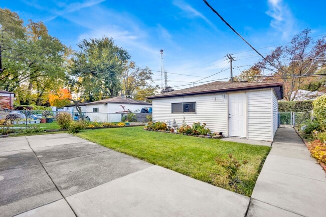 Building Photo - 9410 Lawler Ave