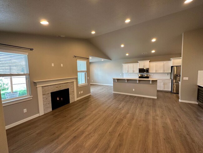 Building Photo - 1098 NW 24th Ln