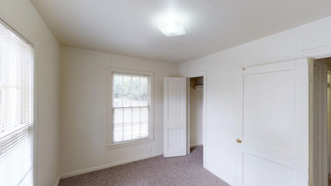 Building Photo - 3 Bedroom/1 Bath/1 Car Garage Home - Walki...